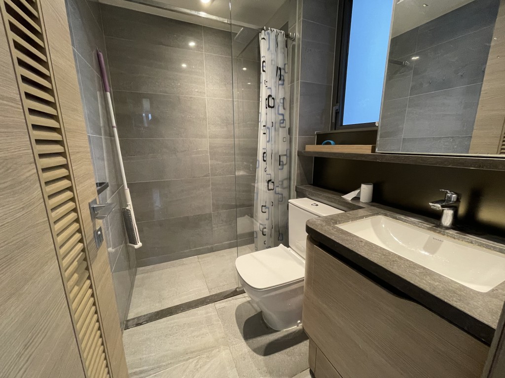 浴室牆身及地板均用上優雅雲石，保養相當新淨。