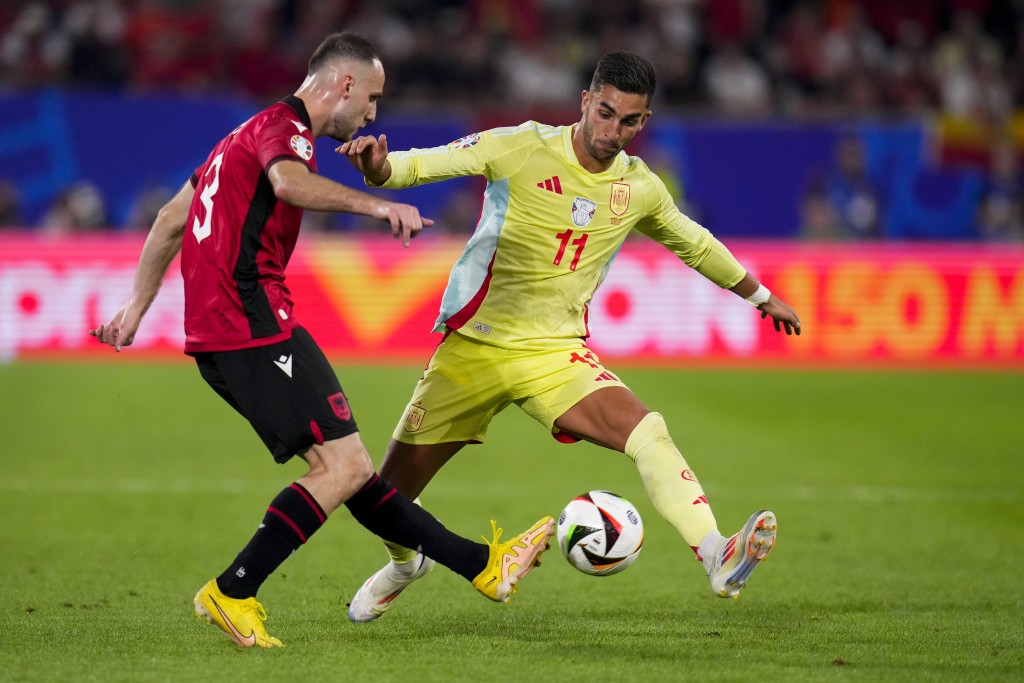 西班牙(黄衫)1:0小胜阿尔巴尼亚。REUTERS