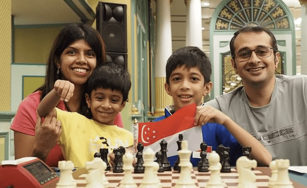 新加坡國際象棋神童阿什瓦斯（右二）與父母及弟弟7年前與家人從印度移居新加坡。Facebook/Singapore Chess Federation