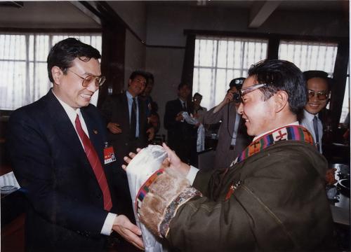 1993年5月2日，李克強到共青團第十三次全國代表大會代表駐地看望代表。新華社