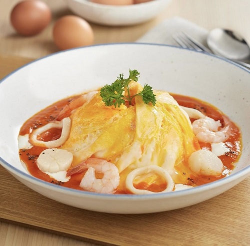 海鮮番茄忌廉蛋包飯 $108/たまご園Tamago-EN用新鮮番茄煮成酸香的番茄醬,加帶子、魷魚及鮮蝦,伴蛋包飯同吃,清新不膩。