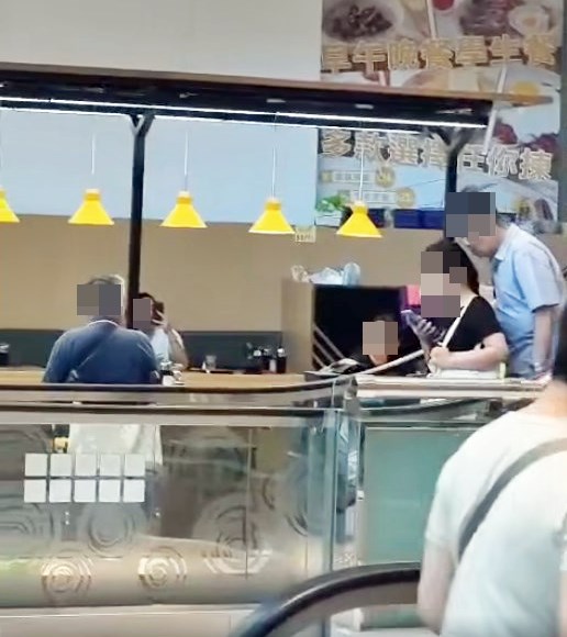 短片可見,事發時扶手電梯正往下行, 穿拖鞋和短褲的大叔站正女子身後的上 一級 ,正在疑似陶醉「索髮」。由於女 事主埋首滑手機,似乎由始至終都無發 現慘遭大叔「偷香」。fb「將軍澳主場」截圖 短片可見,事發時扶手電梯正往下行, 穿拖鞋和短褲的大叔站正女子身後的上 一級 ,正在疑似陶醉「索髮」。由於女 事主埋首滑手機,似乎由始至終都無發 現慘遭大叔「偷香」。fb「將軍澳主場」截圖