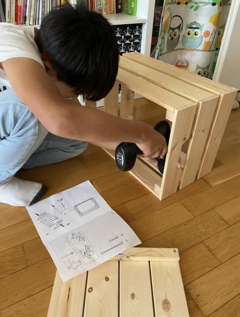 Maggy表示當地公立學校功課少，基本上能在學校完成，而且設有自家遊樂場，上午教傳統學科，下午便進行活動教學。