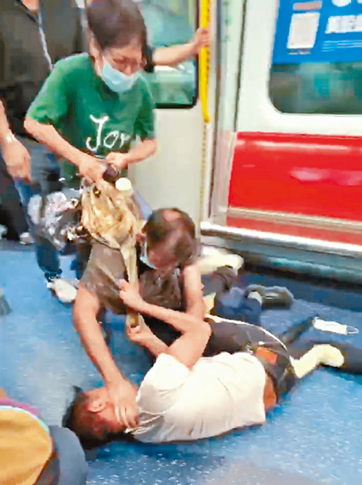 印港兩男疑因講電話聲浪問題,在港鐵屯馬綫車廂格鬥。