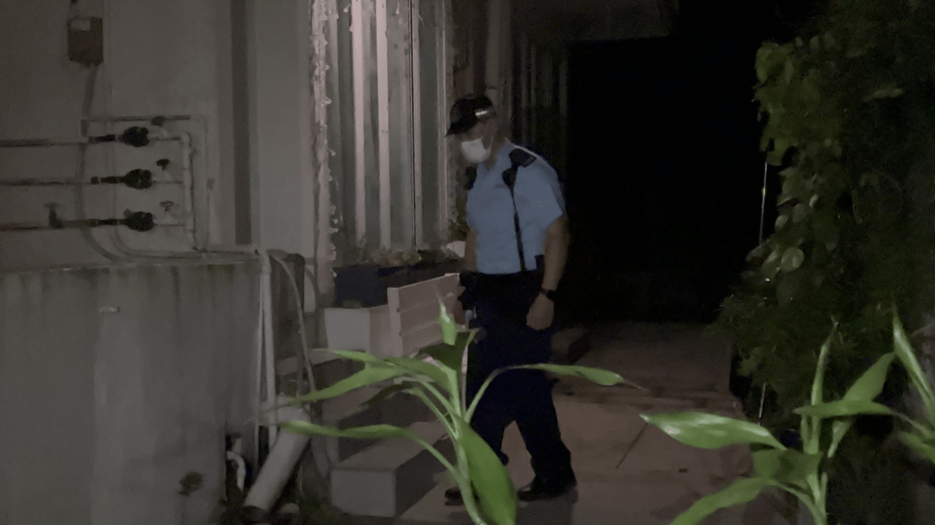 今日（3日）凌晨近2時，有警員在河國榮西貢寓所外把守，氣氛凝重。