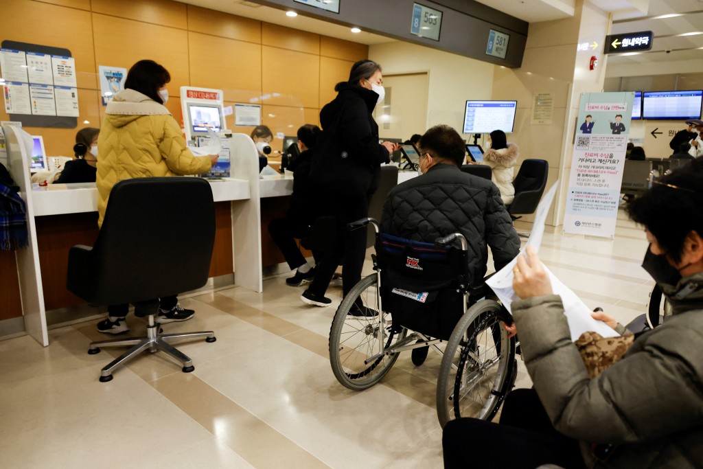 上萬人去年不當領取韓國醫保金。路透社