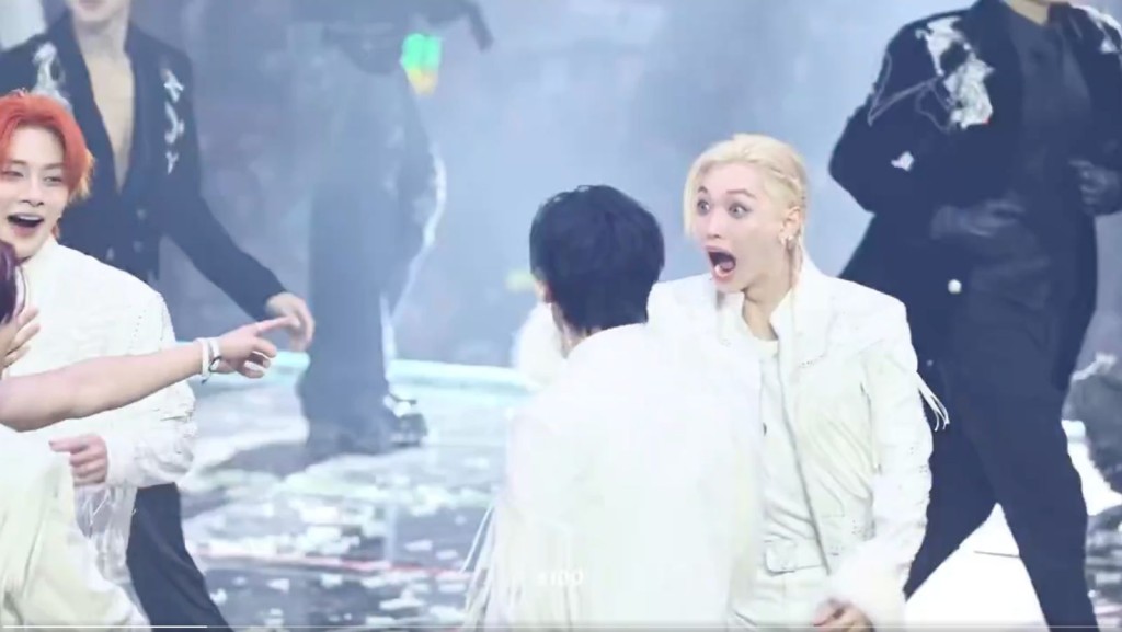 隊友在散場時為鉉辰找耳環。