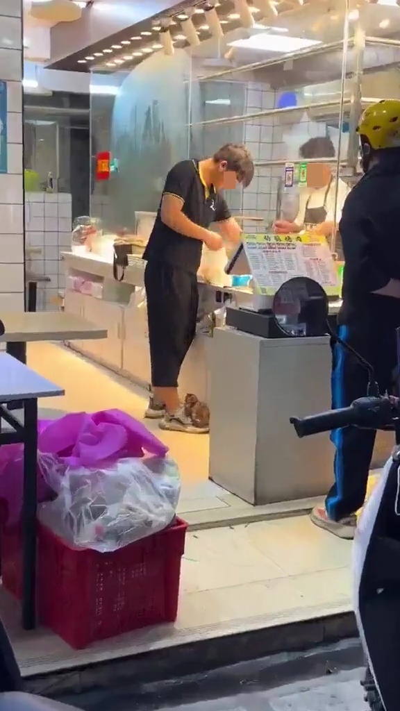 网上流传一段BB猫店长黏人短片。网上截图