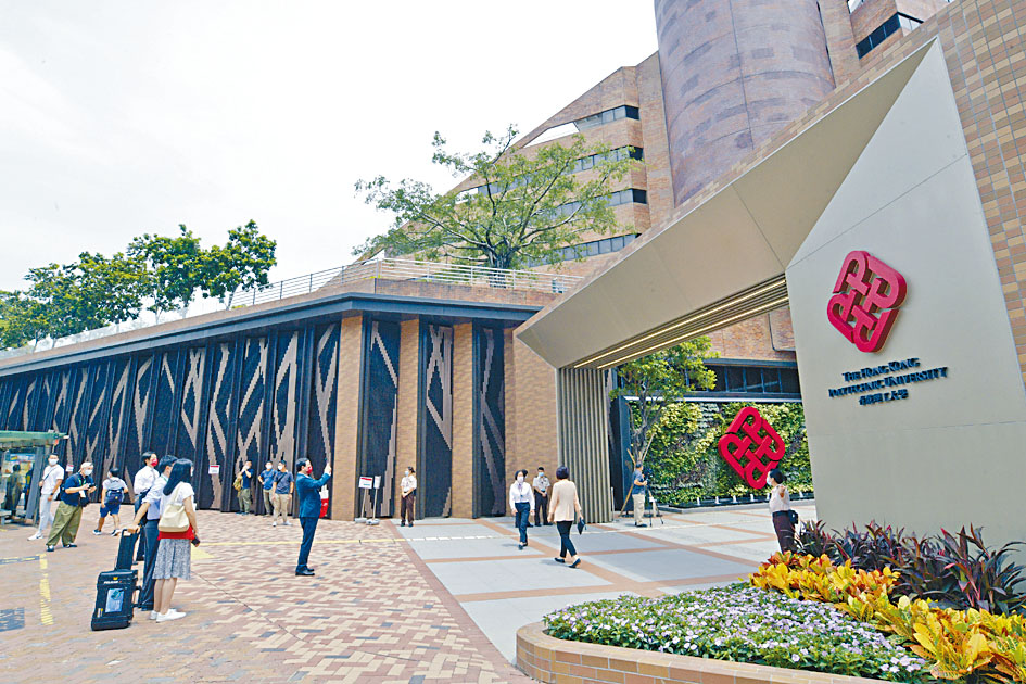 理大主校門糅合經典柱廊設計和具標誌性的紅磚建築風格。