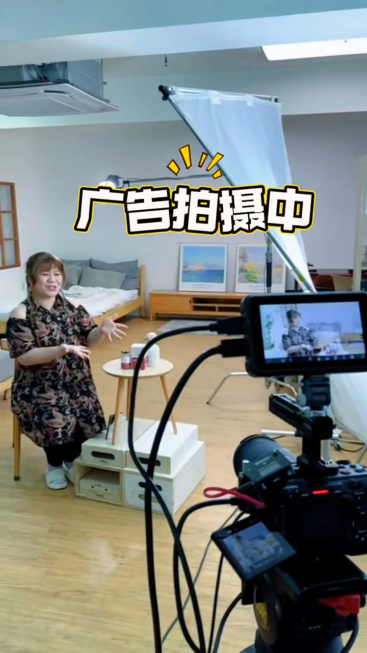 「池美麗」鍾凱琪也有份拍廣告。 「池美麗」鍾凱琪也有份拍廣告。
