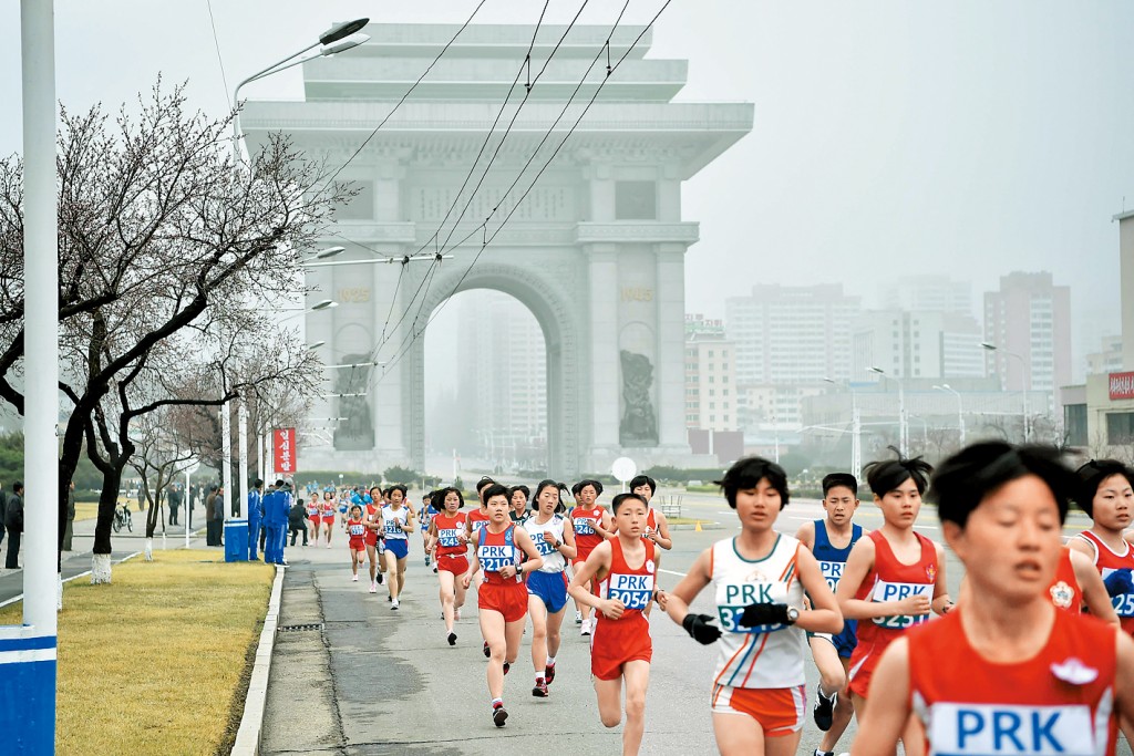 國際馬拉松選手跑經平壤凱旋門。
