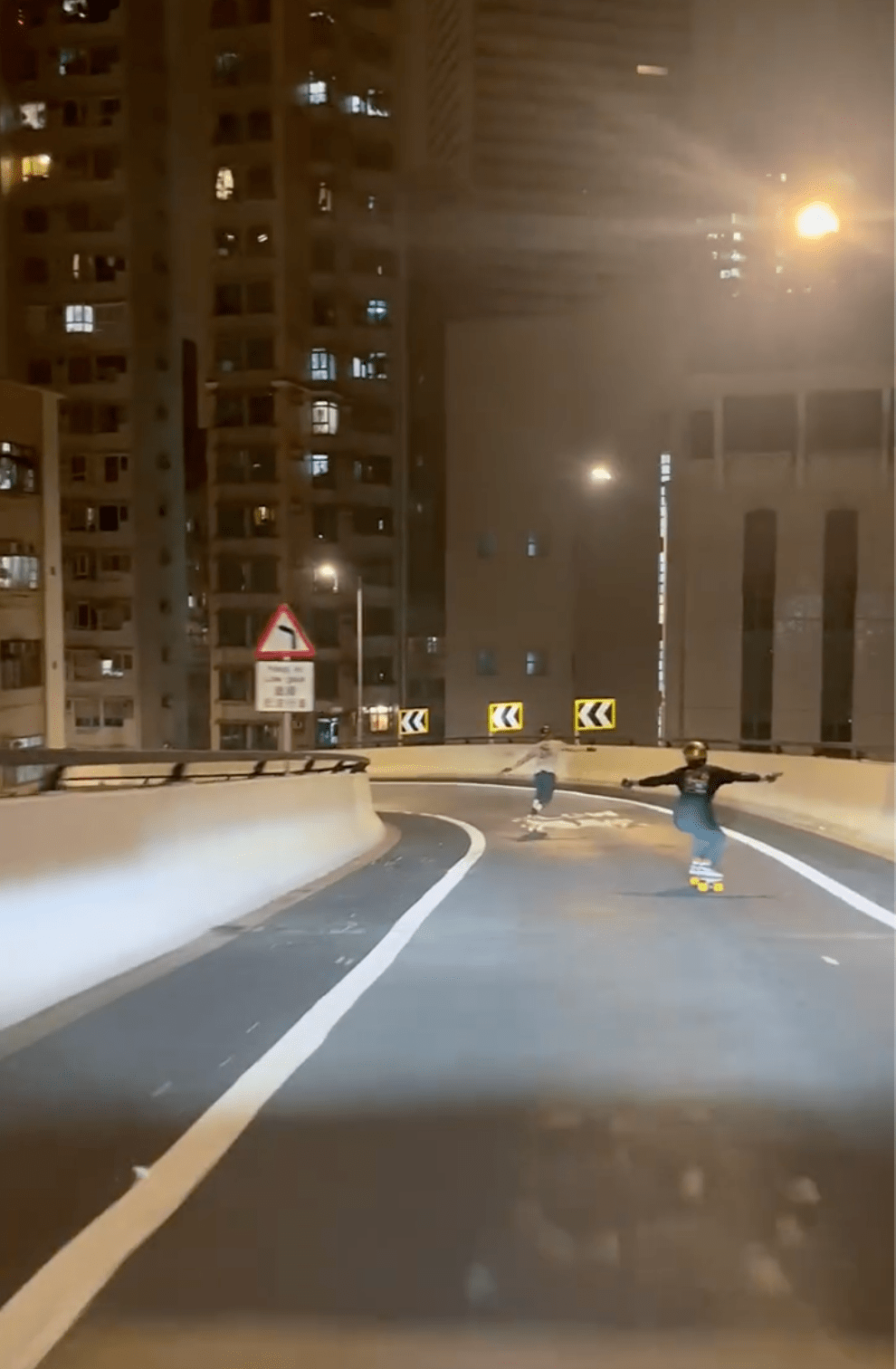 兩人疑違法在山道天橋踩滑板。Threads @ sbdwlongboards 影片截圖 兩人疑違法在山道天橋踩滑板。Threads @ sbdwlongboards 影片截圖