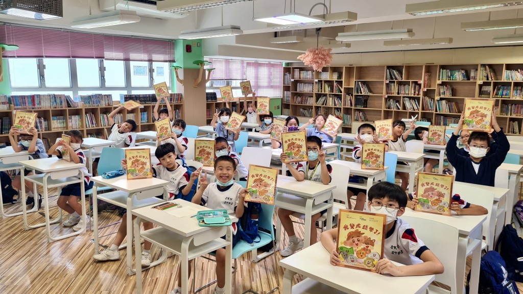 學校透過閱讀繪本等多元化活動，讓學生明白理財的道理。 （圖片來源：受訪者提供）