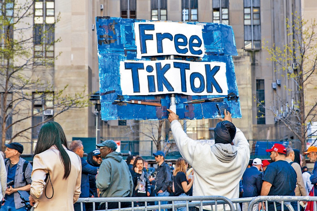 一名男子上周一在纽约法院外展示“自由TikTok”标语。