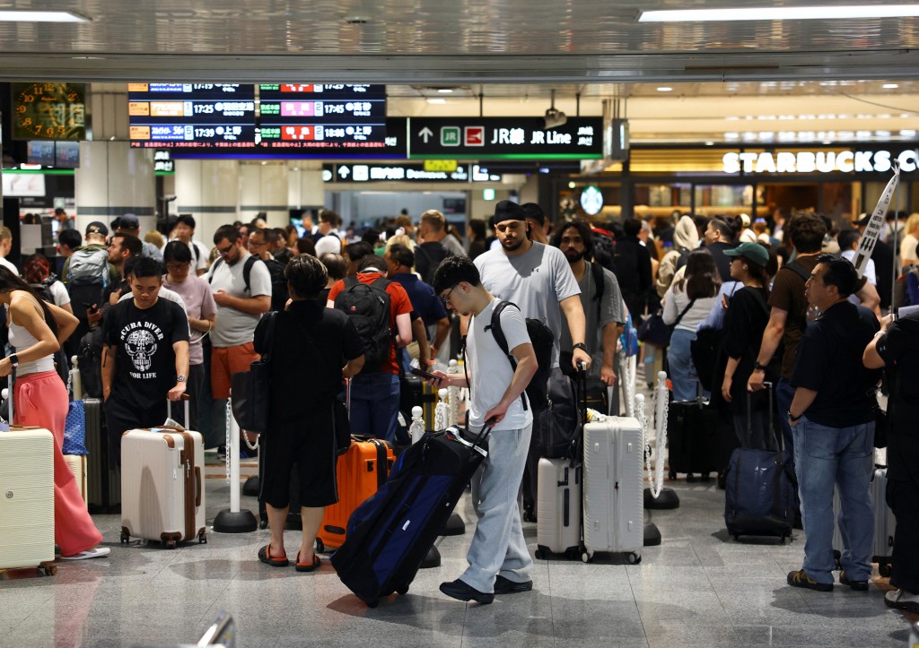 暴雨亦令东京成田国际机场对外的铁路及道路交通一度中断，约7,000名旅客被迫在机场过夜。路透社