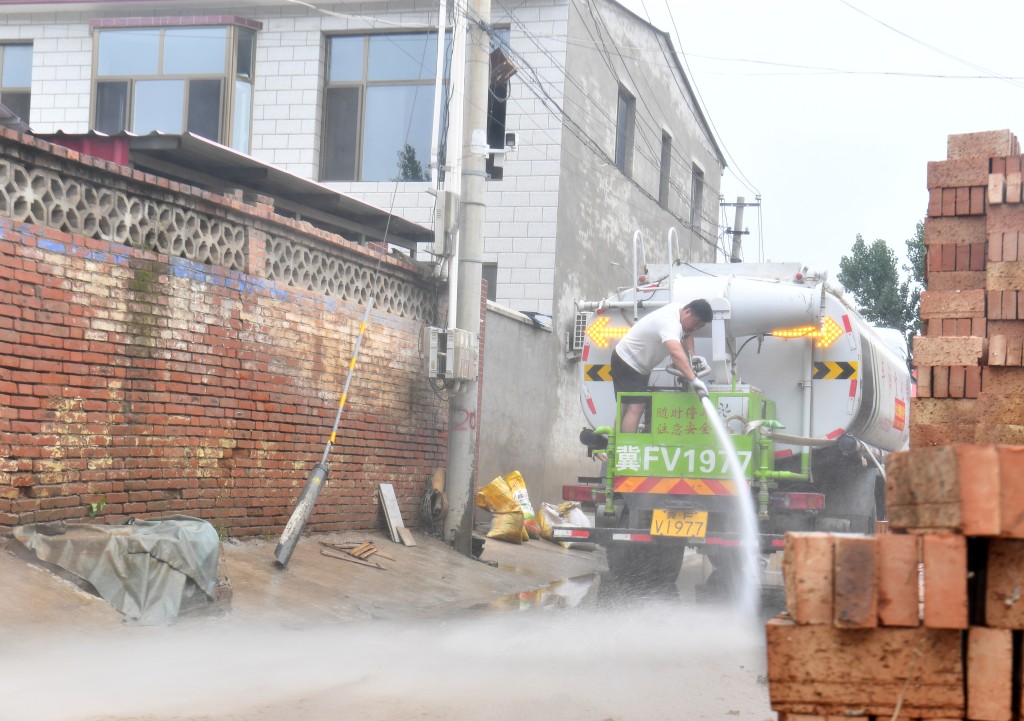 8月6日，涿州市清涼寺街道馬坊村，灑水車正在沖洗消殺。中新社