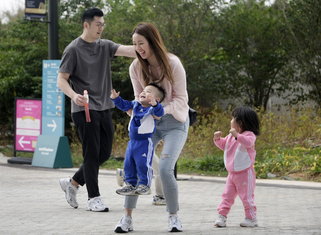 有意見指，本港出生率持續低迷，子女免税額由13萬升至14萬的力度不足。資料圖片