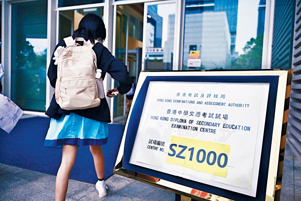今年文憑試將設3個內地試點考場,有一間與考學校的考生需要到其他學校應考。圖為去年深圳香港培僑書院龍華信義學校的文憑試考場。