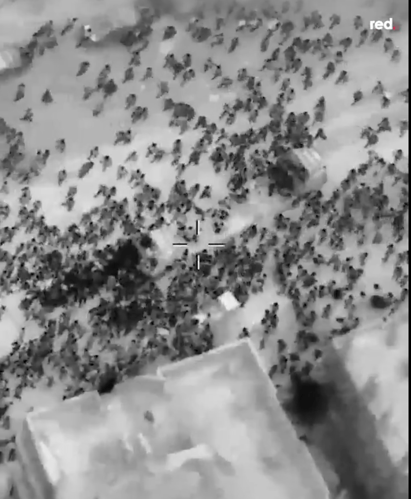 從以色列軍方事後發布的無人機鏡頭影片，顯示有數以千計的巴勒斯坦民眾衝向救援卡車，而地上躺著許多人影，疑是無數的屍體。