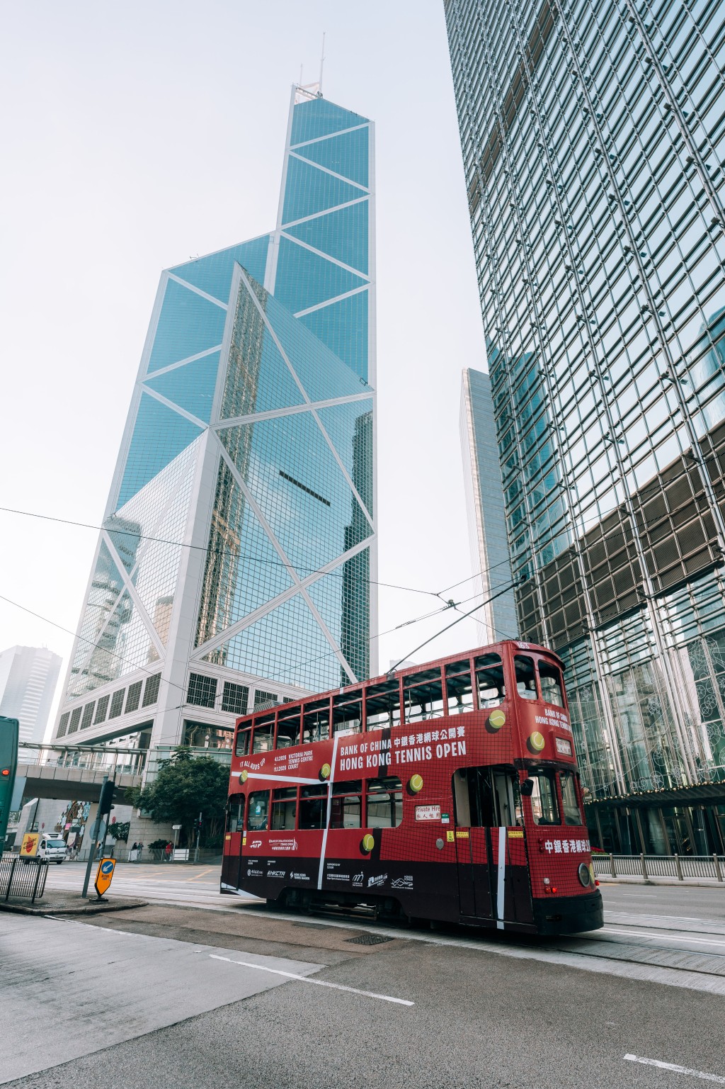 由即日起至1月11日，网球迷和电车 迷可以乘搭首辆以中银香港网球公开赛为主 题的别注版电车，前往维多利亚公园观看中 银香港网球公开赛2026。公关提供
