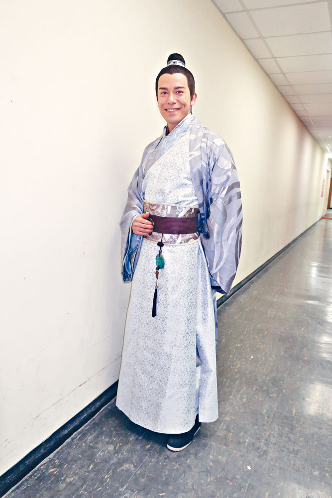 沈震軒呻熱天拍古裝好辛苦，會多飲水避免中暑。