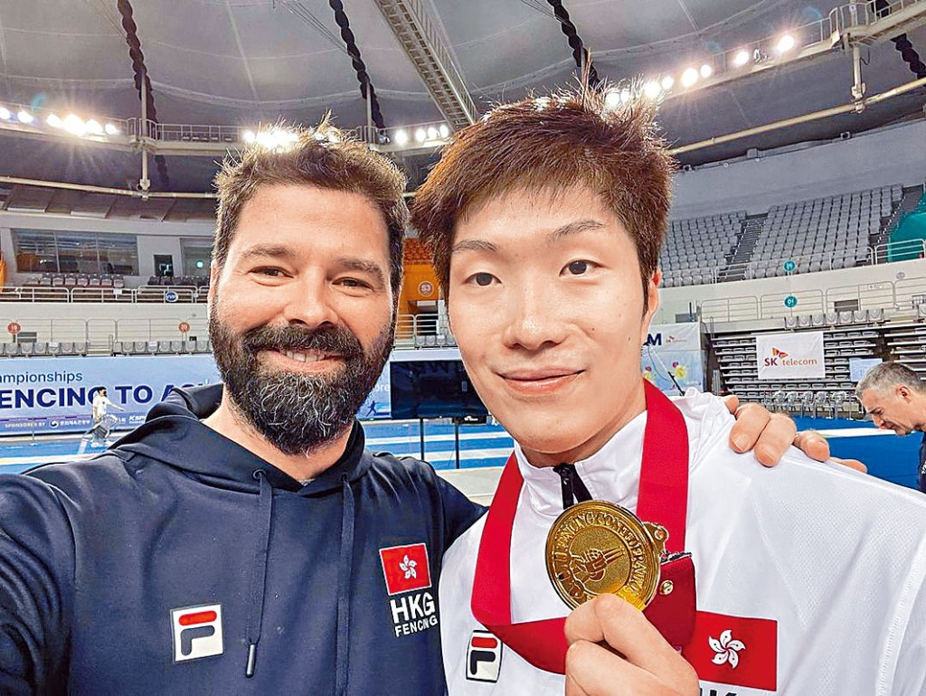 张家朗（右）决赛以15:6轻取中国剑手莫梓维，继一六年后再夺金。