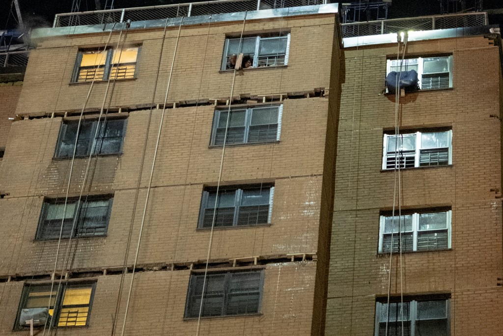 火警發生在紐約一幢樓高17層、由紐約市房屋局管理的住宅大廈。路透社