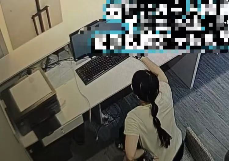 深圳女子趁前台不在自助續費兩年健身卡會員。抖音@型氪運動海岸城店