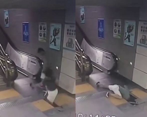 女乘客踏中損壞的電梯井蓋板，瞬即墮坑，幸同行友人及其他途人救出。影片截圖