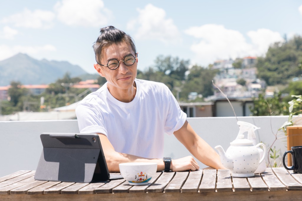 周國賢角色以黃浩然為藍本，不單造型似，連間屋都是導演借出。