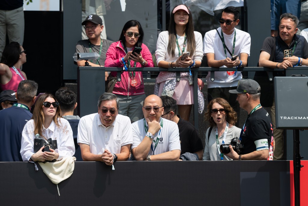 前立法會主席梁君彥（前排左二）、香港賽馬會公司事務執行總監譚志源 （前排中）及其他嘉賓出席賽事，並見證開球禮。
