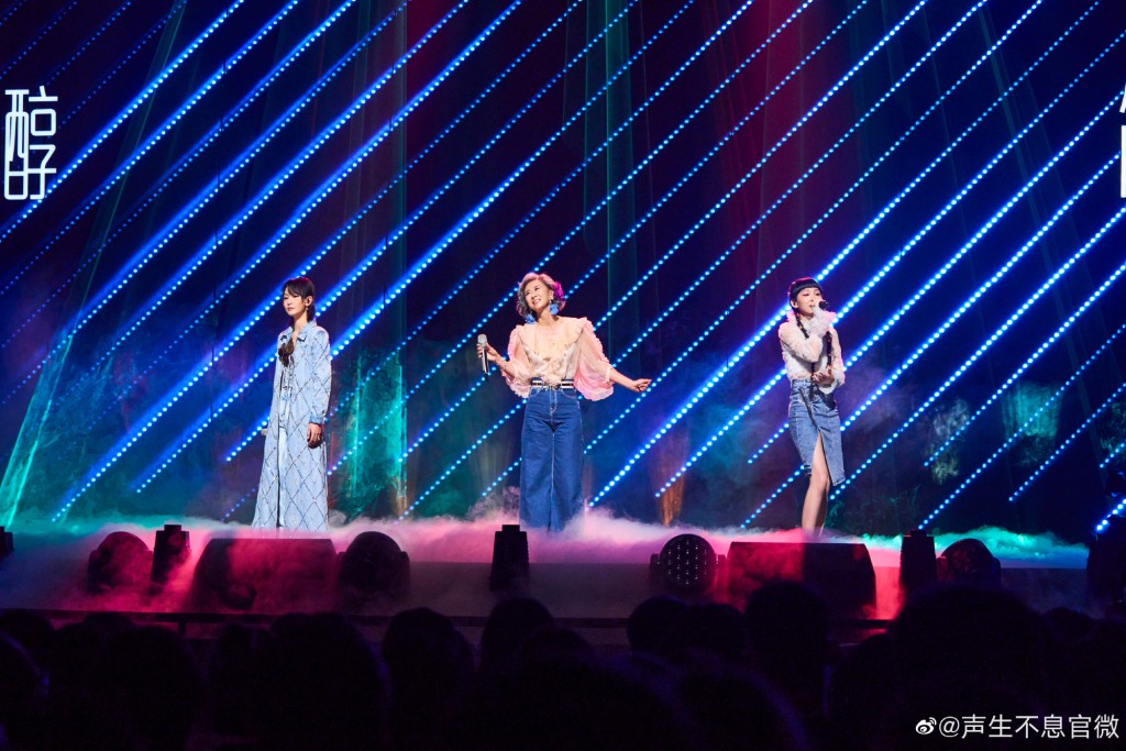 女子隊打頭陣演出是葉蒨文、炎明熹及周筆暢合唱《談情說愛》。