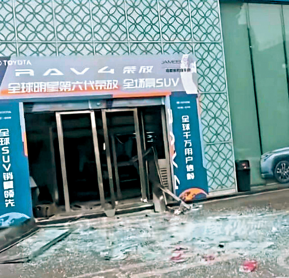 成都一間汽車銷售店被炸。