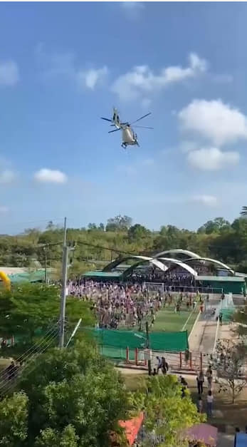 場兒童節活動出動海軍直升機，在上空投擲鮮花和糖果，沒想到因為直升機飛行高度太低，導致舞台頂棚當場倒塌。（截圖自FB)