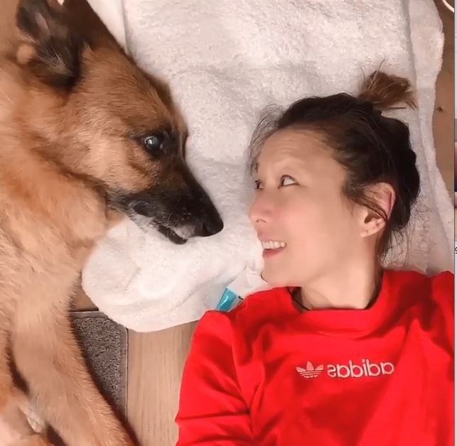 兩母子情深對望。