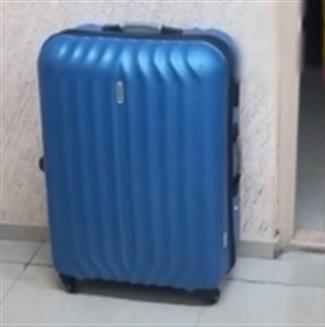 索纳莉（Sonali Sen）带行李箱到警局自首。