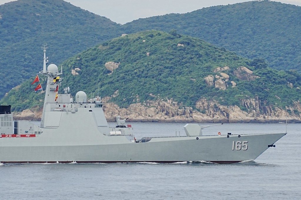湛江艦，舷號165。山東艦航母編隊訪港 - 海怡廣場附近情況。