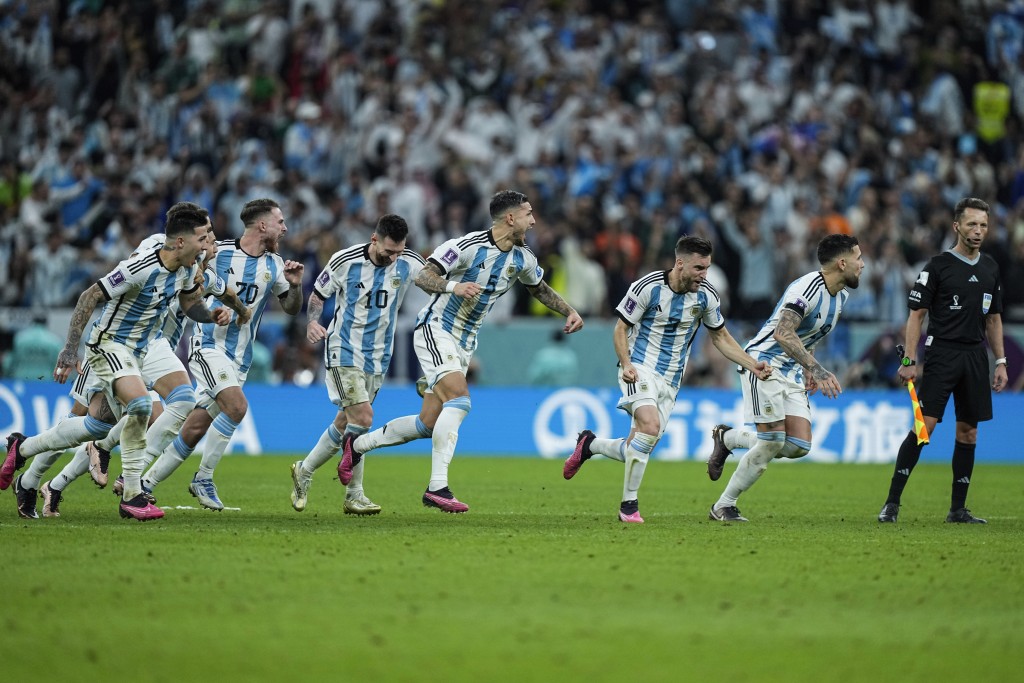 晉級一刻，阿根廷球員瘋狂奔跑。 AP