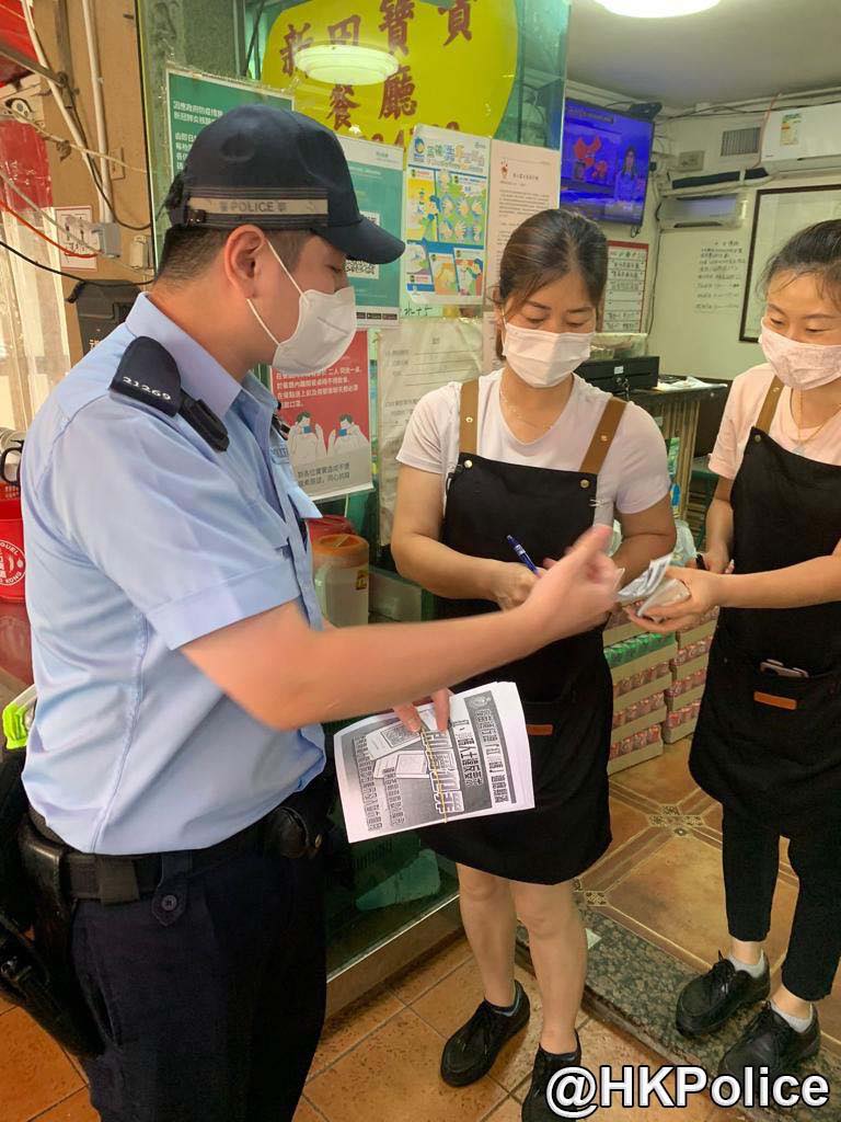 警员呼吁食店职员严守疫苗通行证的规例。  香港警察Facebook
