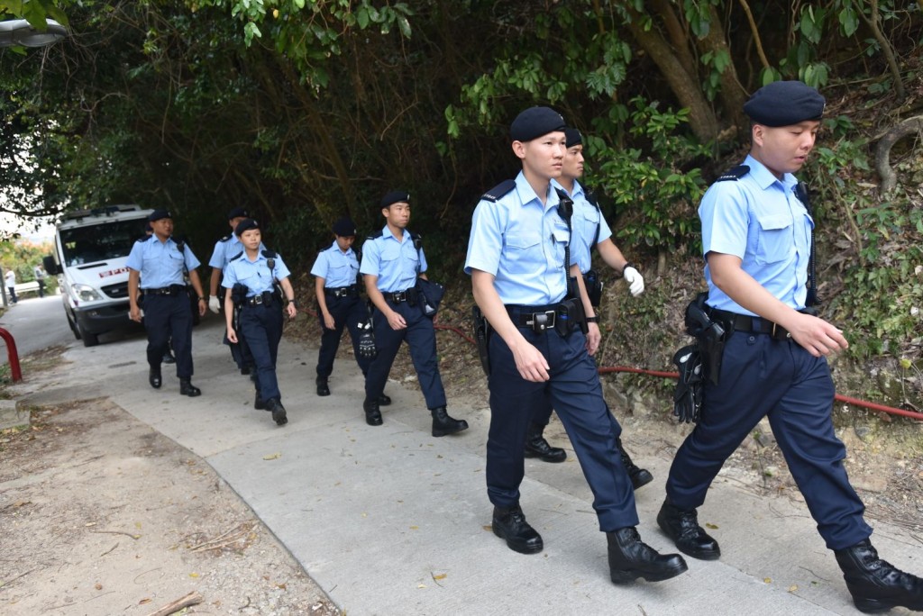 警犬與警員出動搜索