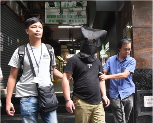 探員日前將其中一名落網的「韋家幫」成員押返賓館搜查。