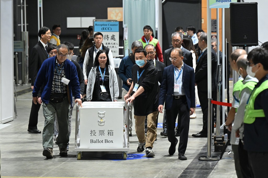 票箱運抵點票現場。 票箱運抵點票現場。