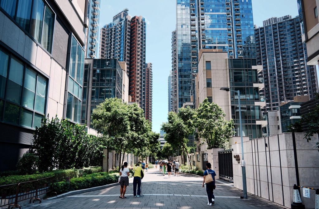 差餉物業估價署最新資料顯示，本港樓價已連升10個月，3月份私人住宅售價指數更創自2023年11月後，即逾兩年的新高。鑑於樓價持續上揚，負資產個案亦跟隨回落。