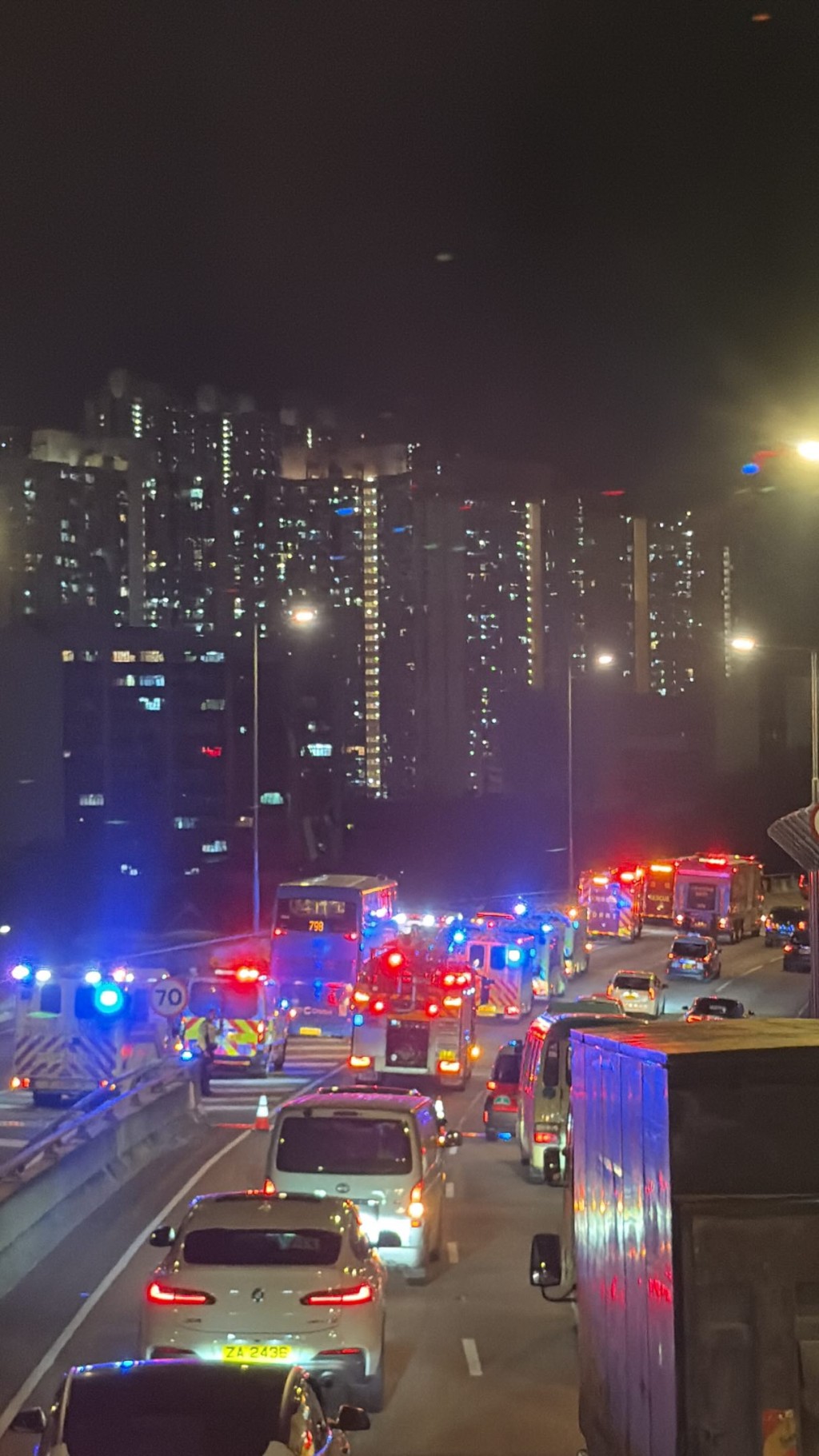 城巴一輛798號巴士駛至麗港城附近時突然急煞，導致至少8人受傷。網上圖片