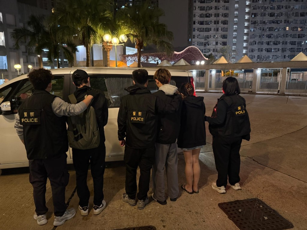 警黃大仙鳳德邨單位拘捕3男女 檢冰毒及依托咪酯煙彈。警方圖片