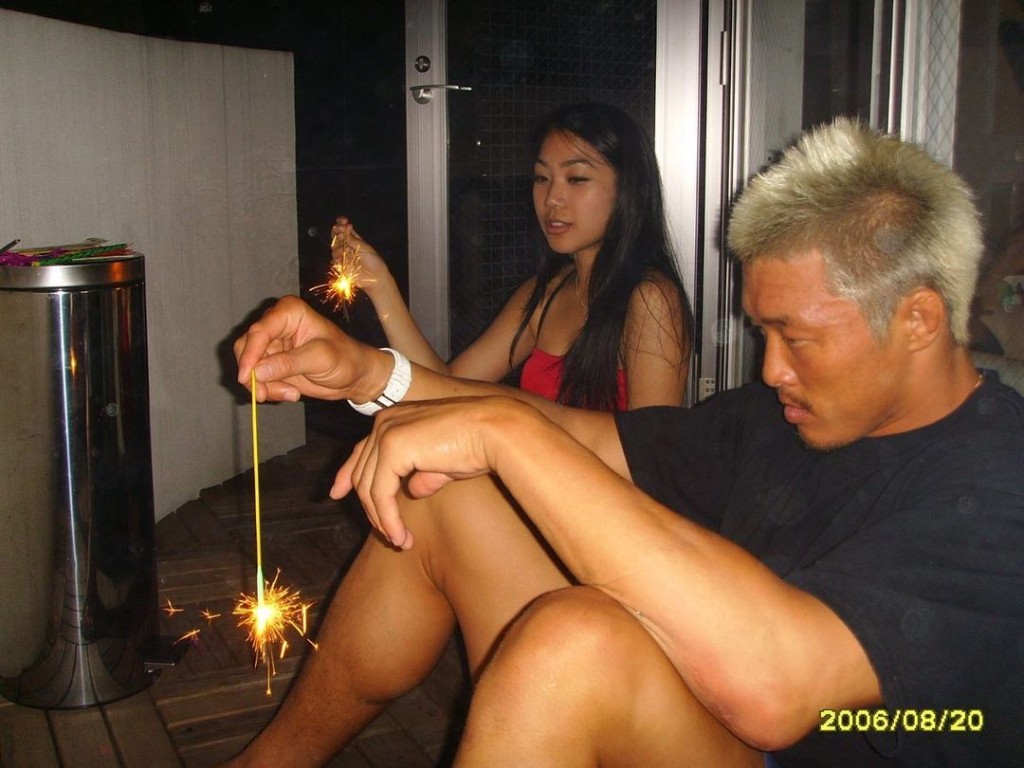 姜麗文昔日與秋成勳（右）玩「仙女棒」舊照，關係密切。