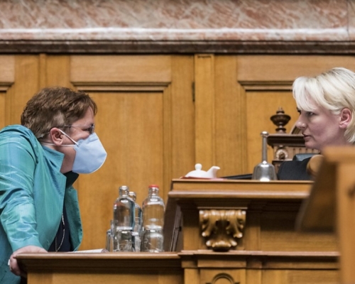 瑞士女議員戴口罩參會遭議會驅逐。(網圖)