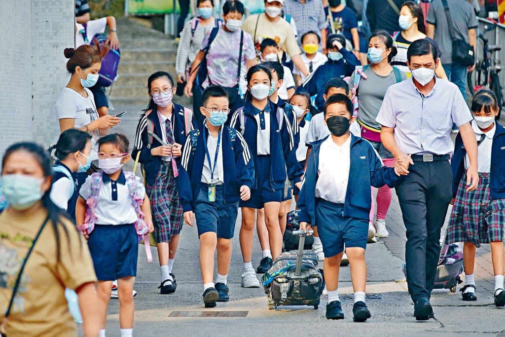 高才通持有人的子女可在本港就讀官津及公營學校,有中學校長指本港課程具國際認受性,對家長和學生具有吸引力。