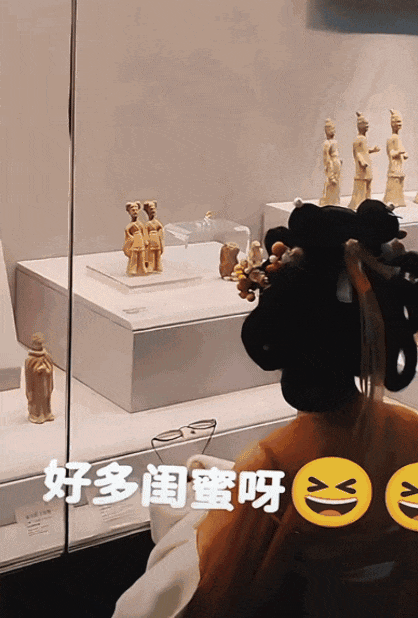 閨蜜排隊拍照。 閨蜜排隊拍照。