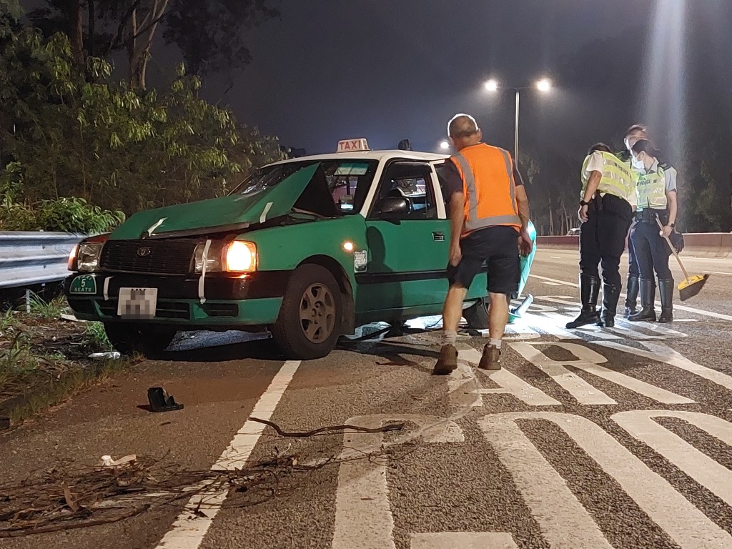 地面滿佈殘骸。黃文威攝